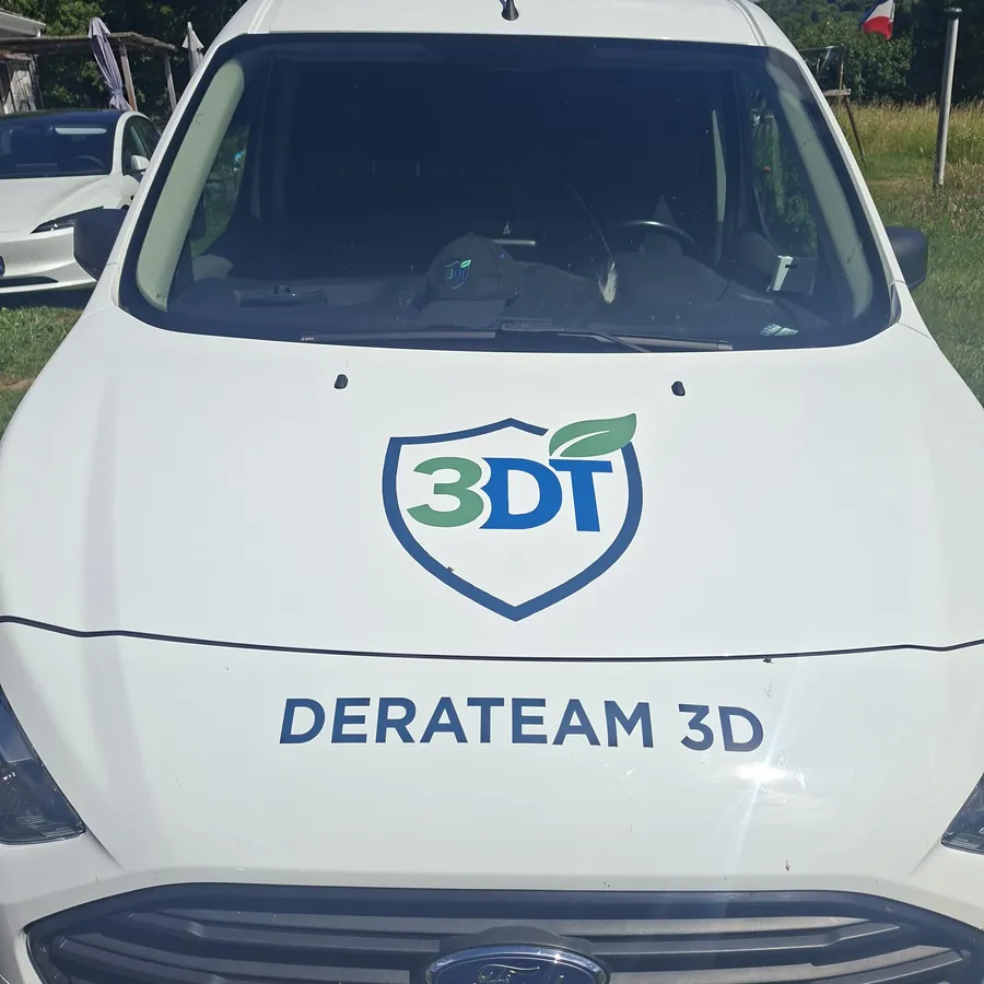 Logo Derateam 3D sur le capot du véhicule d'intervention
