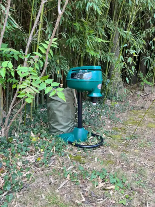 Borne anti-moustiques Mosquito Magnet Pioneer installée dans un jardin
