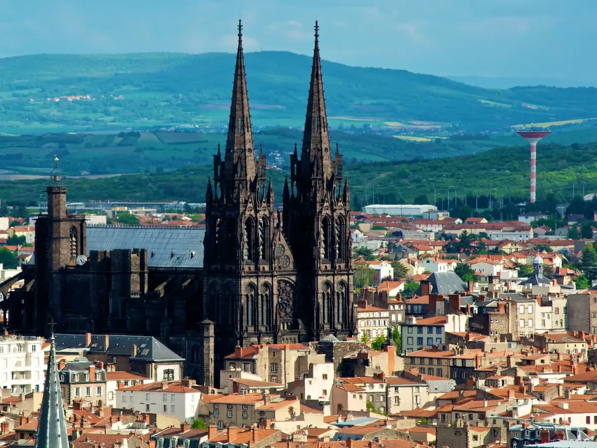 Cathédrale de Clermont-Ferrand en pierre de Volvic dominant les toits du centre ancien
