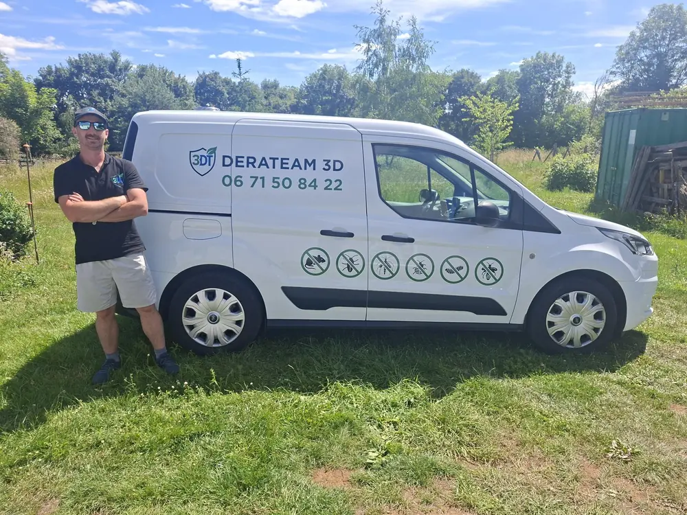 Technicien Derateam 3D devant le véhicule d'intervention floqué aux couleurs de l'entreprise